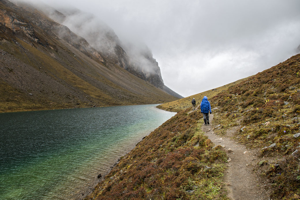 Marcheurs au bord de Tshophu Lake, Bhoutan