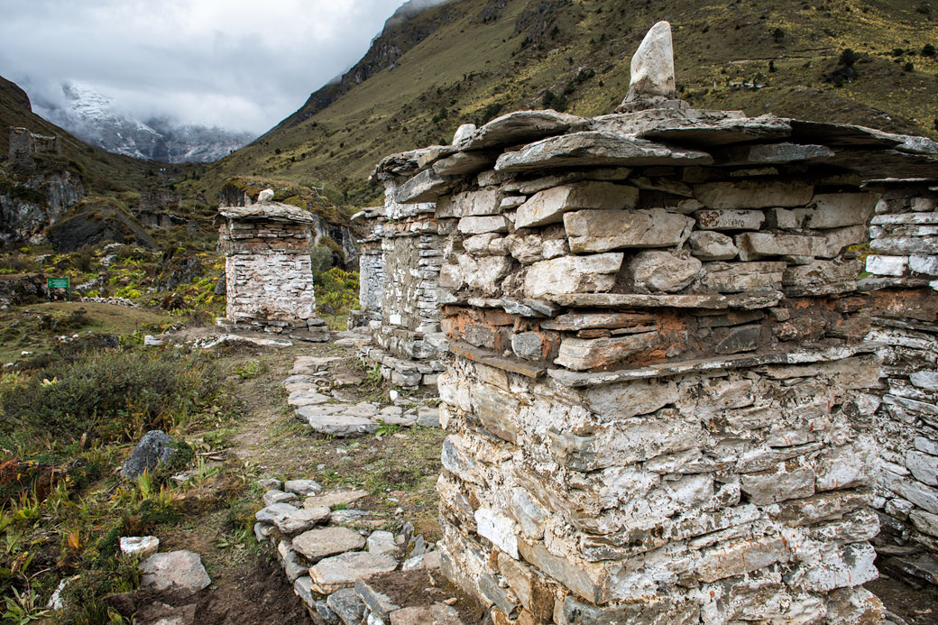 Chortens en face du Chomolhari au camp de Jangothang, Bhoutan