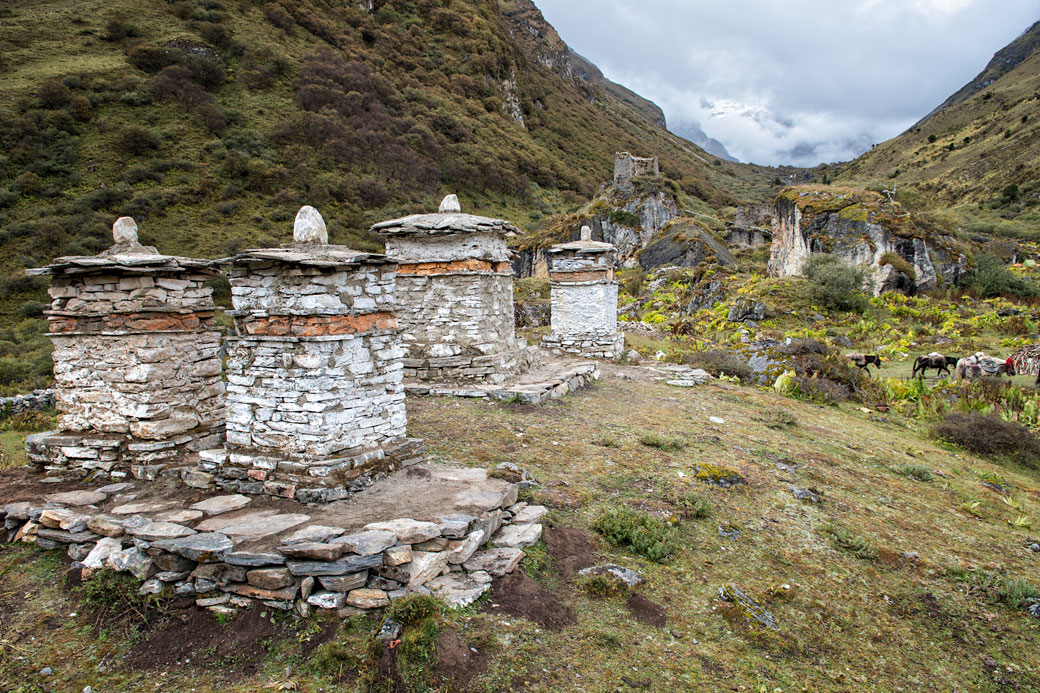 Chortens à la base du Chomolhari au camp de Jangothang, Bhoutan