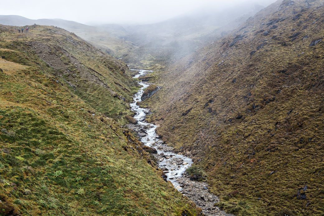 Petite rivière lors de la montée du col de Nyile La, Bhoutan