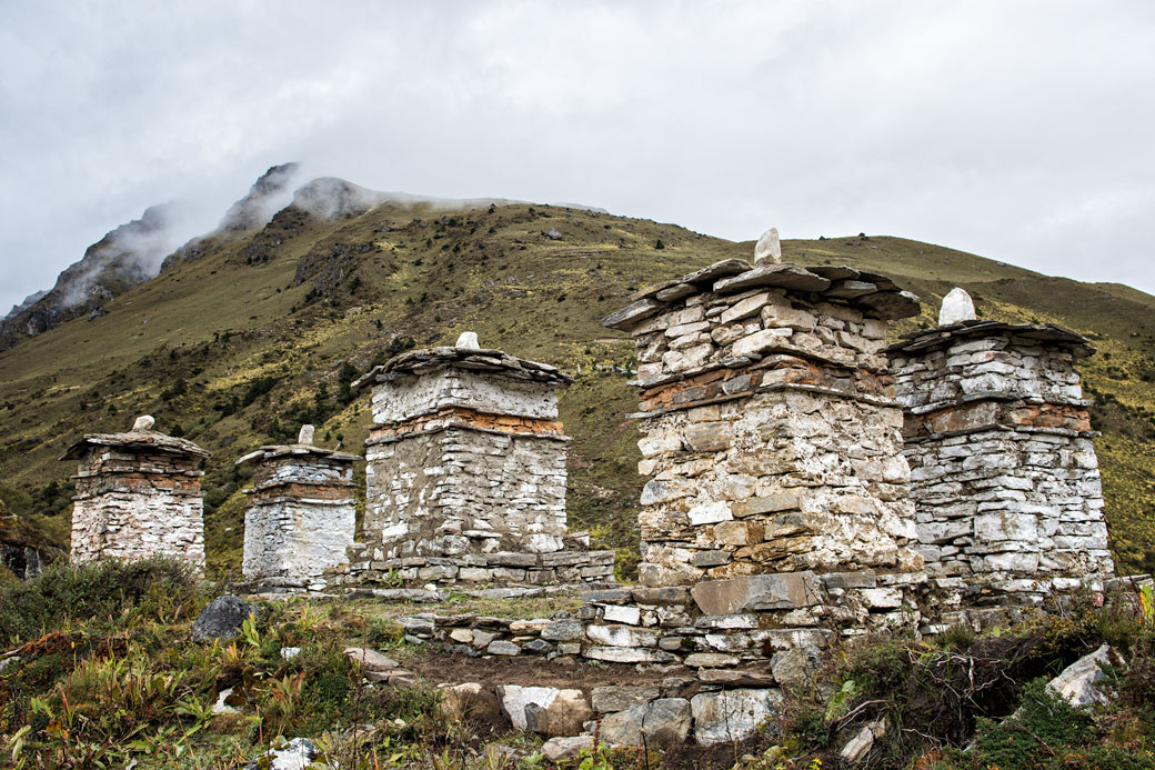 Chortens au camp de Jangothang, Bhoutan