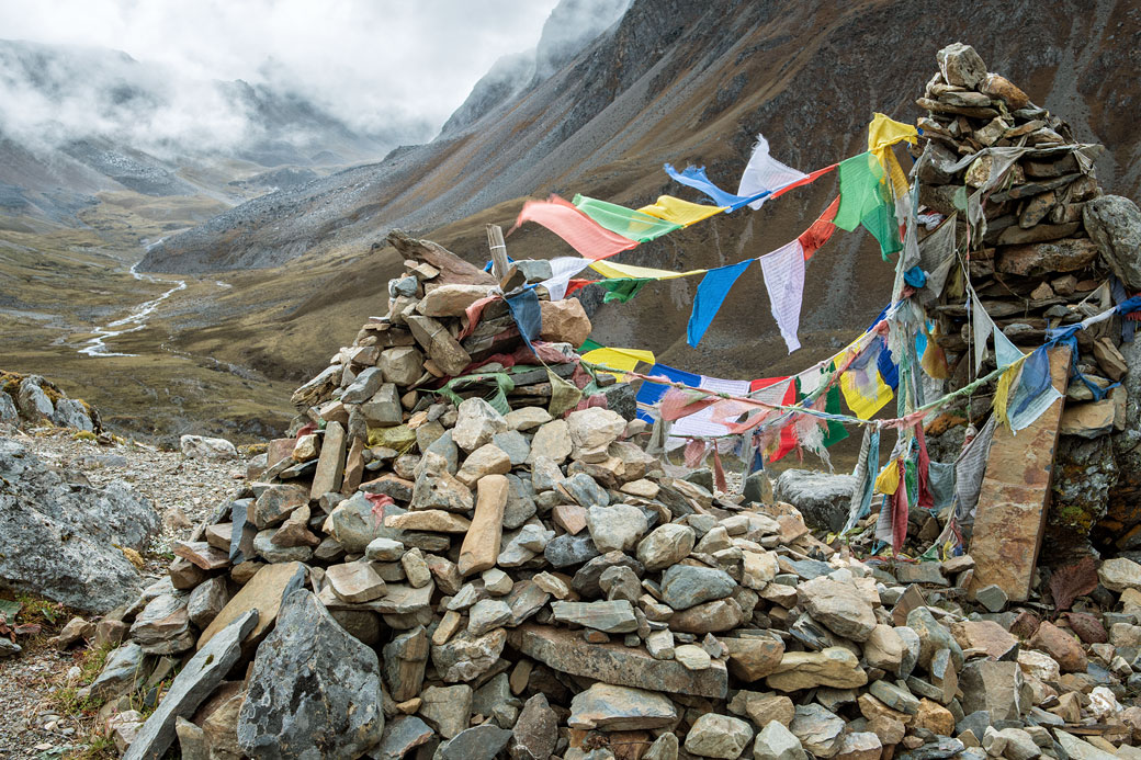 Cairns et drapeaux de prières en route pour Nyile La, Bhoutan