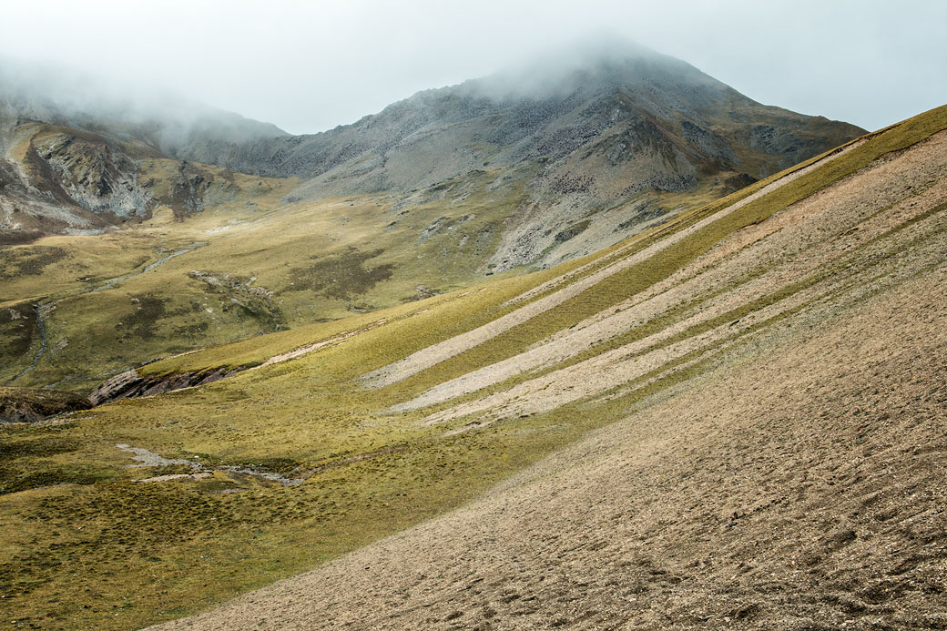 Montagnes sous les nuages au col de Nyile La, Bhoutan