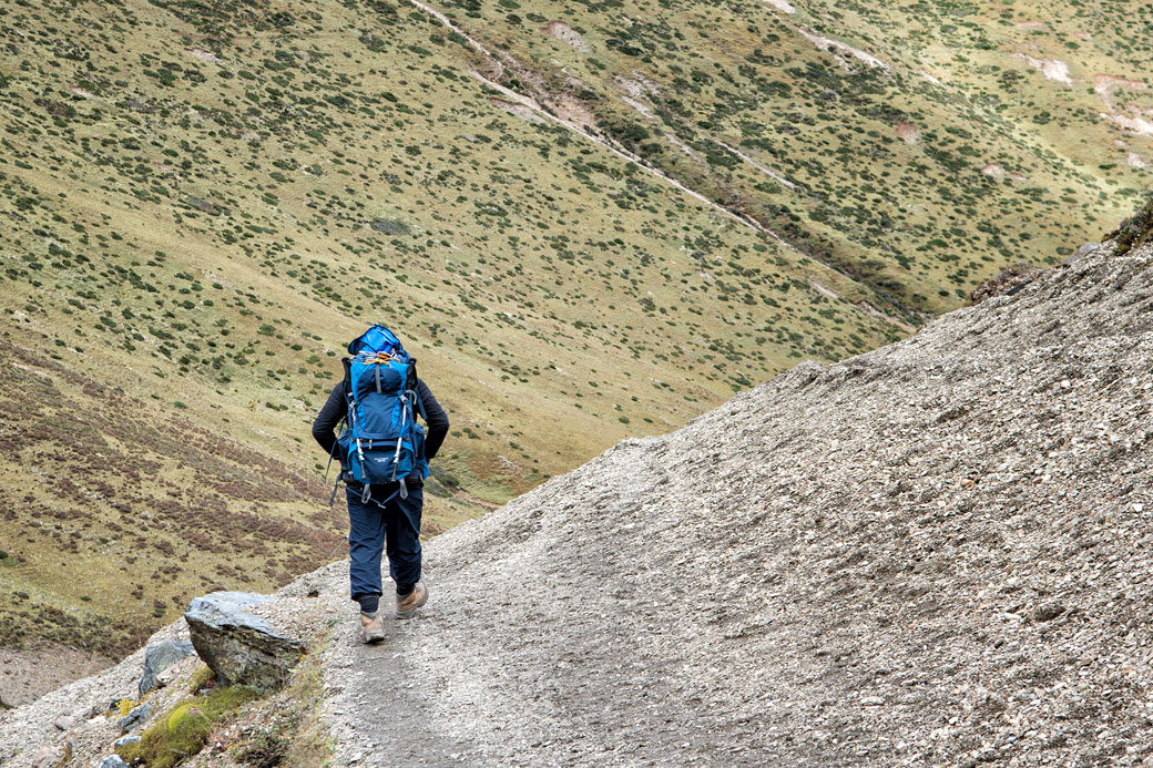 Trekkeur en route pour Lingshi, Bhoutan