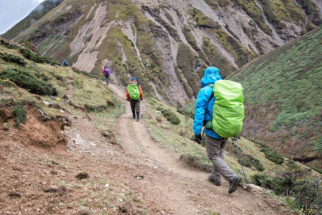 Trekkeurs sur le sentier pour Lingshi, Bhoutan