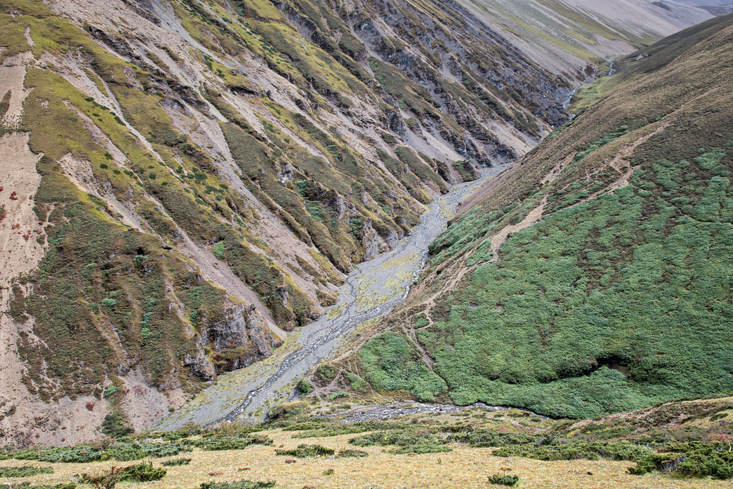 Belle vallée entre le col de Nyile La et Lingshi, Bhoutan