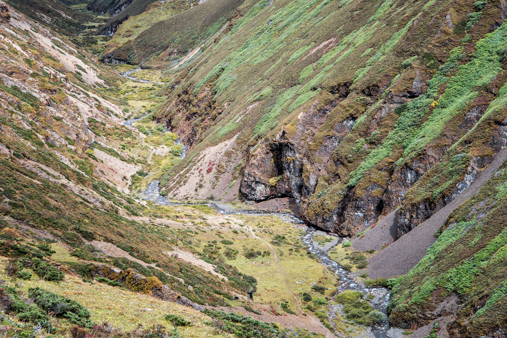 Rivière au fond d'une vallée entre Nyile La et Lingshi, Bhoutan