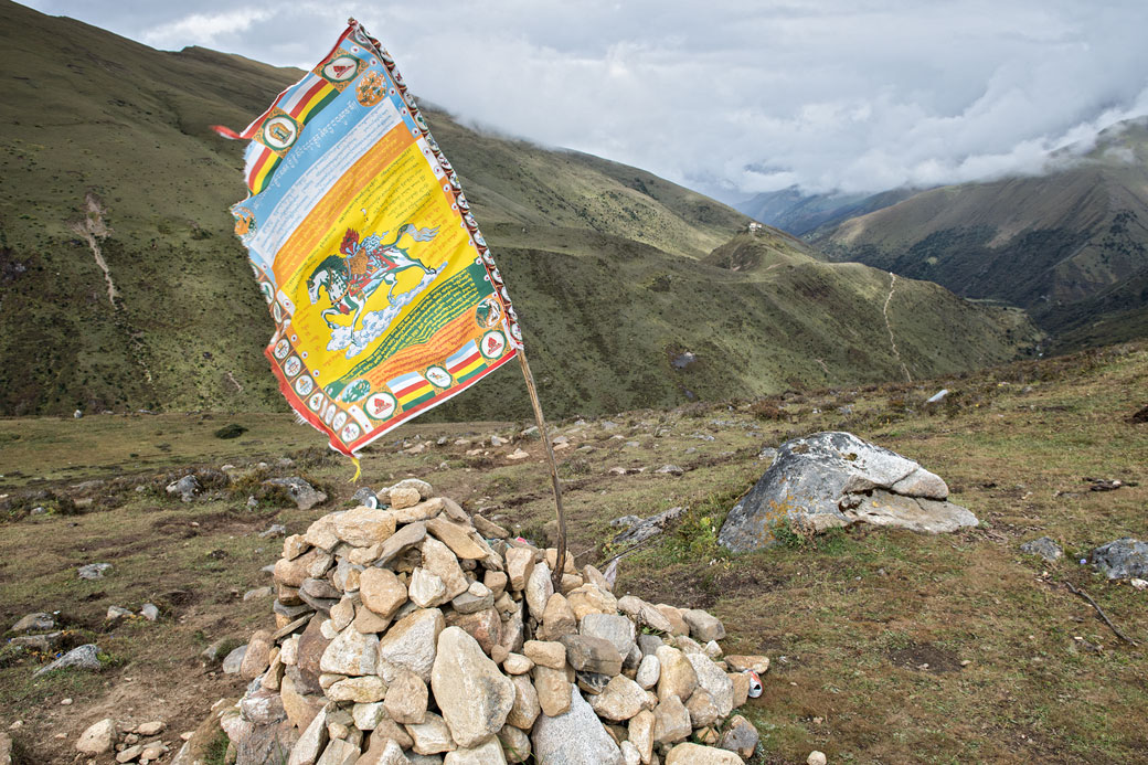 Drapeau de prière Tibétain avec cheval près de Lingshi, Bhoutan