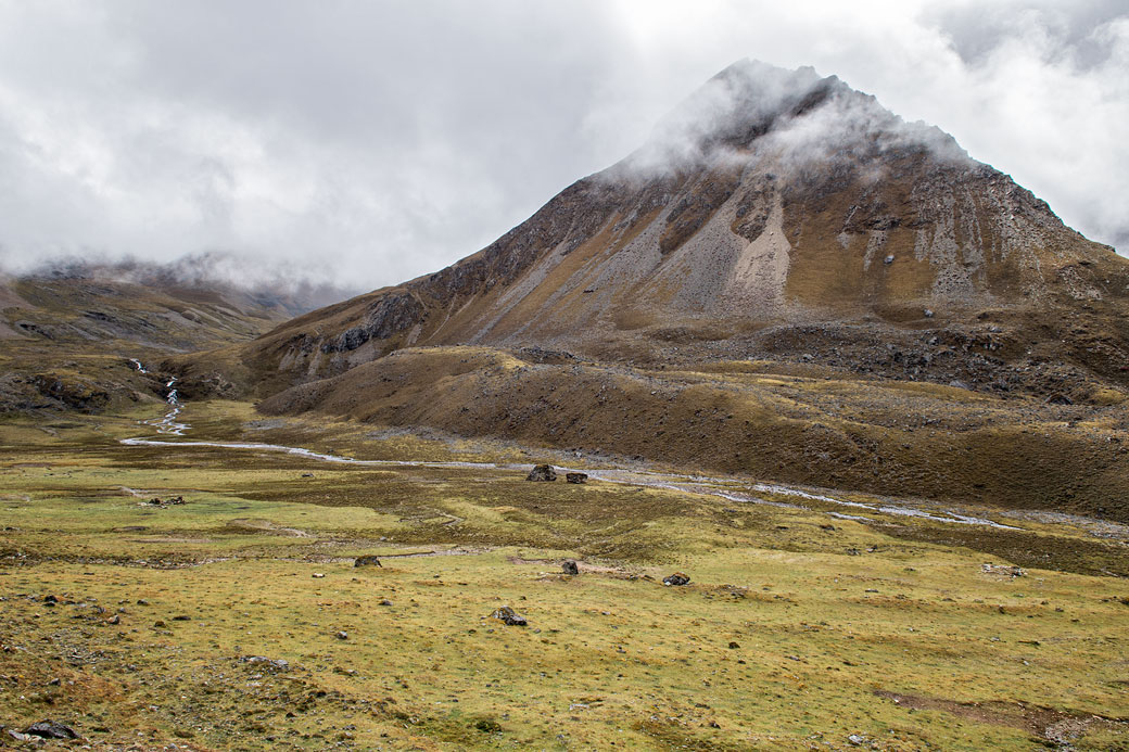 Sommet et rivière en route pour le col de Nyile La, Bhoutan