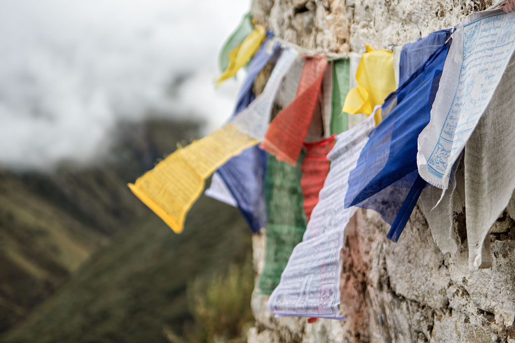 Drapeaux de prières sur un chorten de Lingshi dzong, Bhoutan