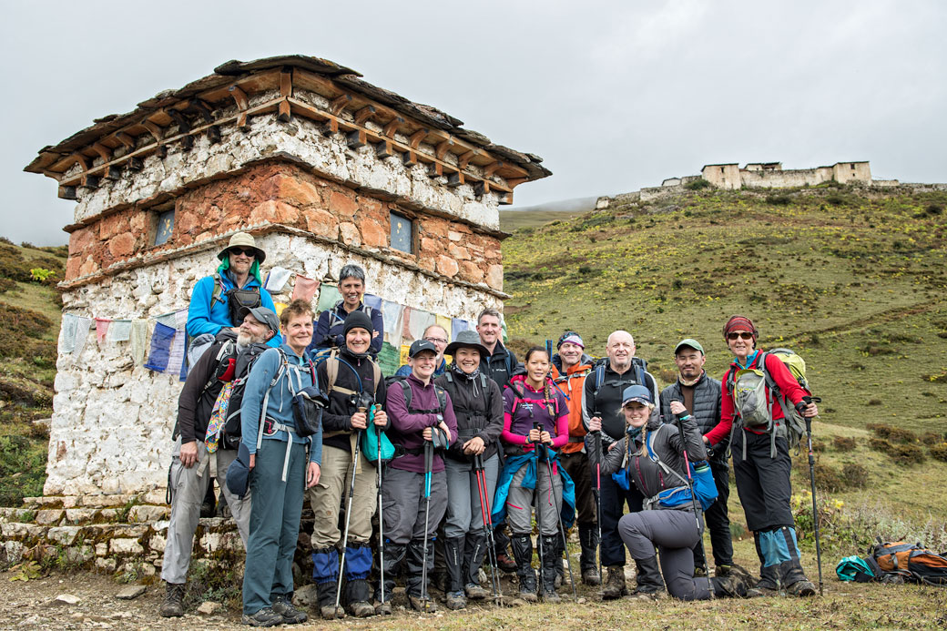 Groupe de trekkeurs devant le dzong de Lingshi, Bhoutan