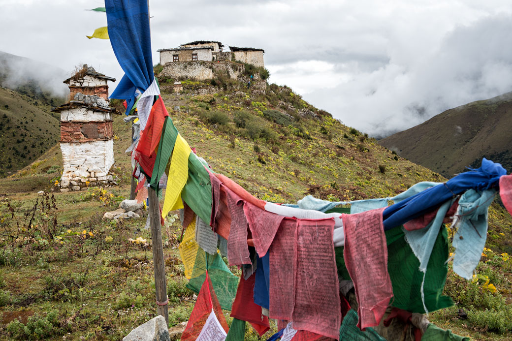 Drapeaux de prières et dzong de Lingshi, Bhoutan