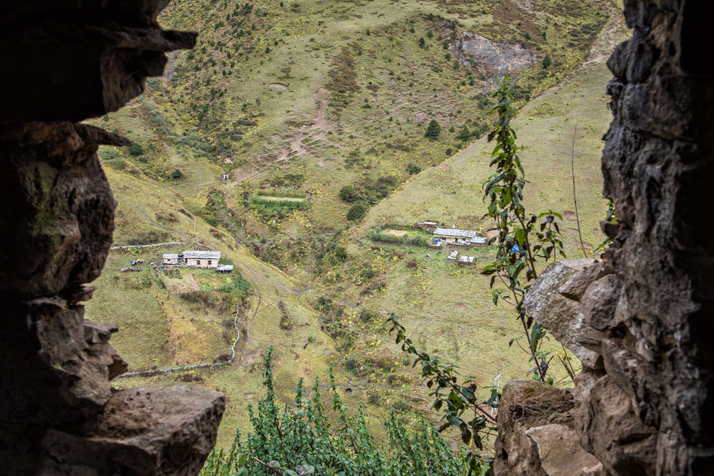 Maisons isolés à Lingshi depuis le vieux Dzong, Bhoutan