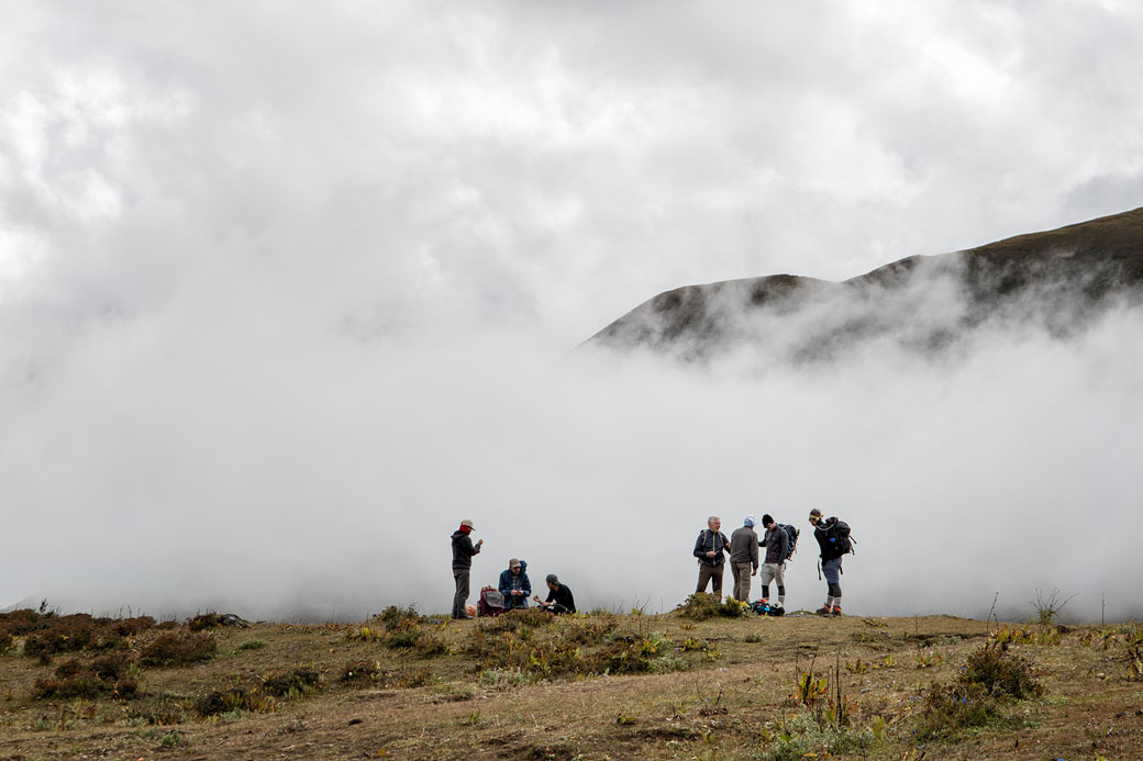 Trekkeurs et nuages entre Lingshi et Chebisa, Bhoutan