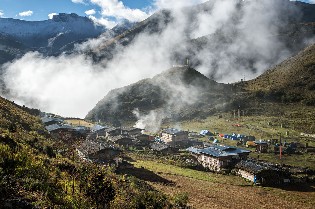 La brume se lève au village de Chebisa, Bhoutan