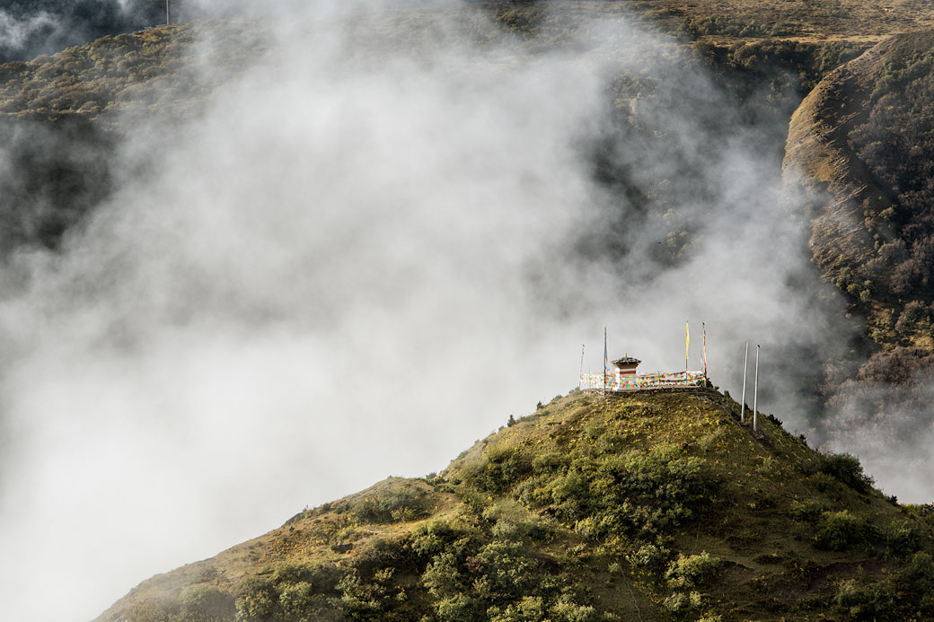 Brume et chorten près du village de Chebisa, Bhoutan