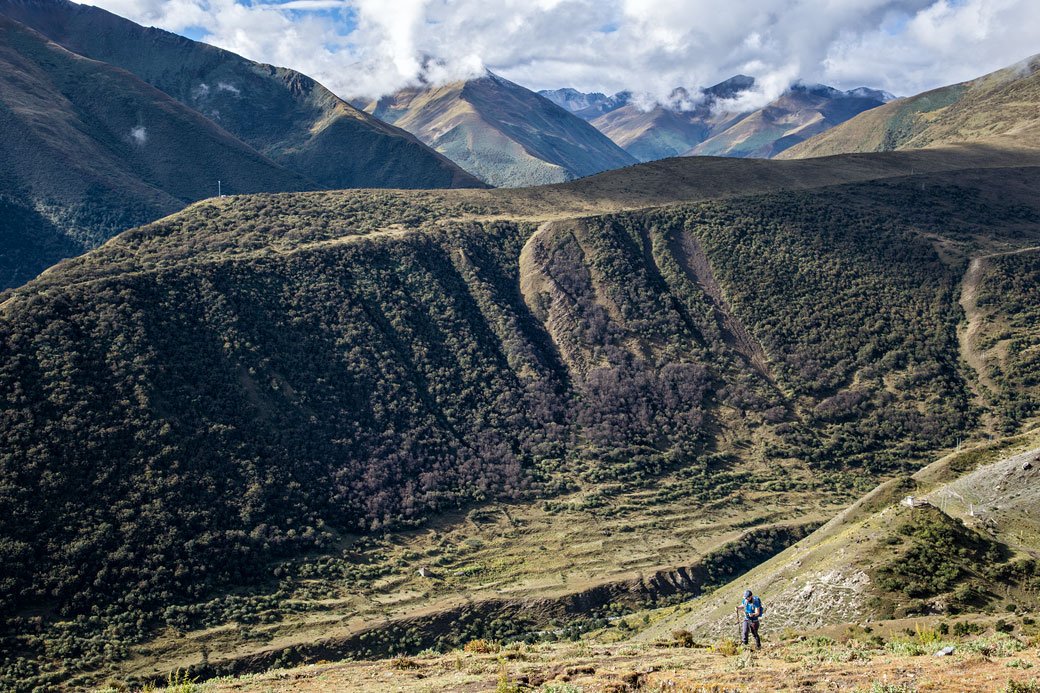 Trekkeuse entre Chebisa et le col de Gombu La, Bhoutan