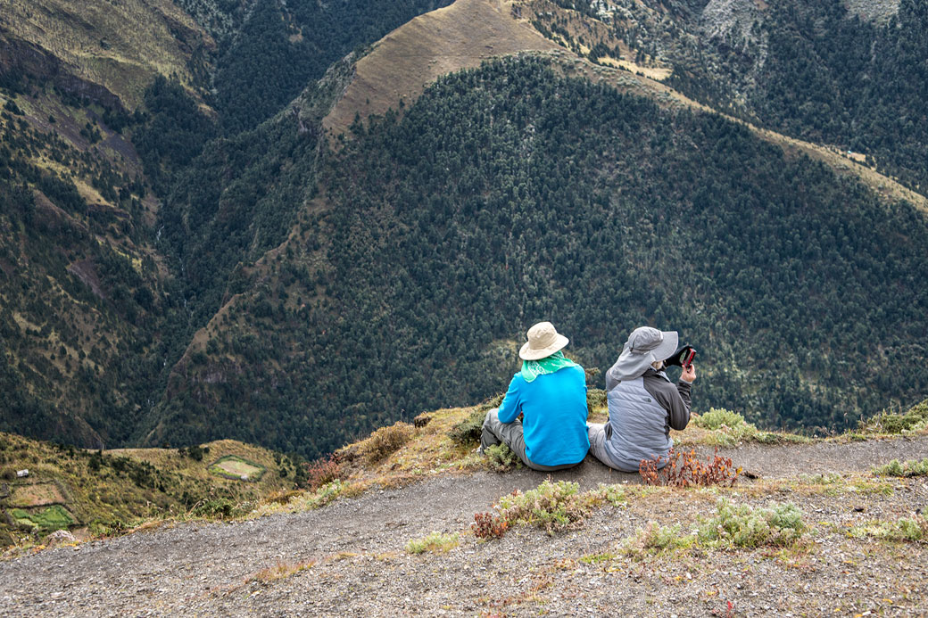 Trekkeurs assis au col de Gombu La, Bhoutan