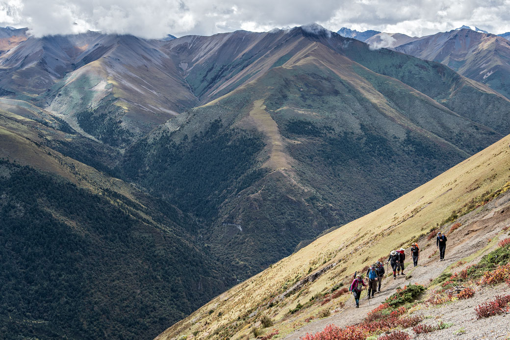 Trekkeurs qui arrivent au col de Gombu La, Bhoutan