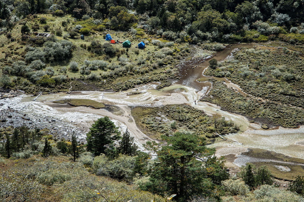 Camp de Shomuthang au bord d'une rivière, Bhoutan