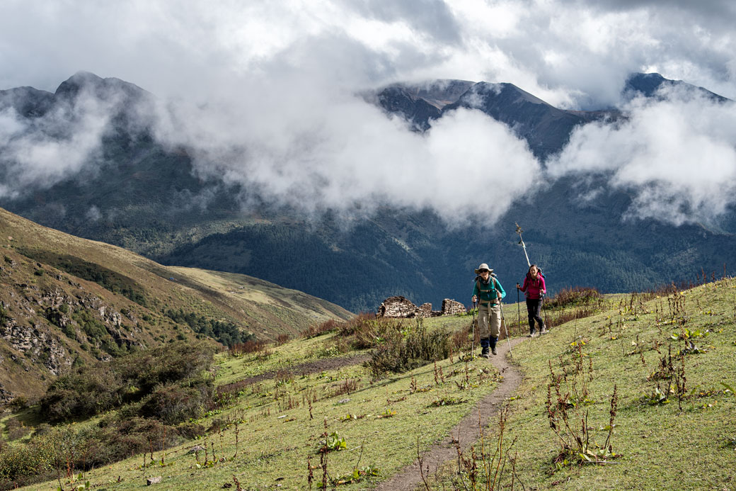 Trekkeuses au-dessus de Shomuthang, Bhoutan