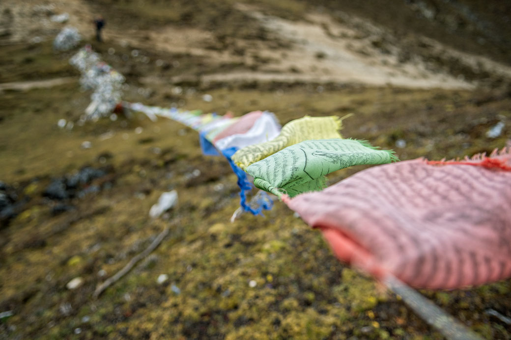 Drapeaux de prières au col de Jare La, Bhoutan