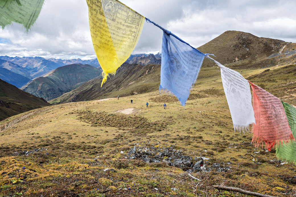 Trekkeurs qui arrivent au col de Jare La, Bhoutan