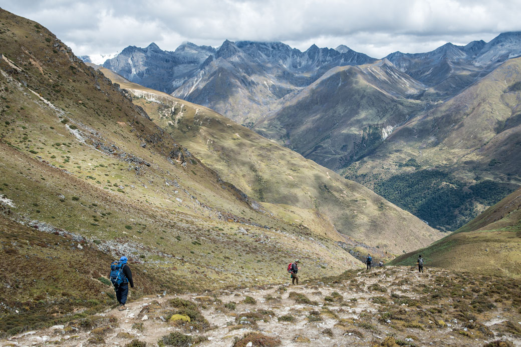 Trekkeurs qui redescendent du col de Jare La, Bhoutan