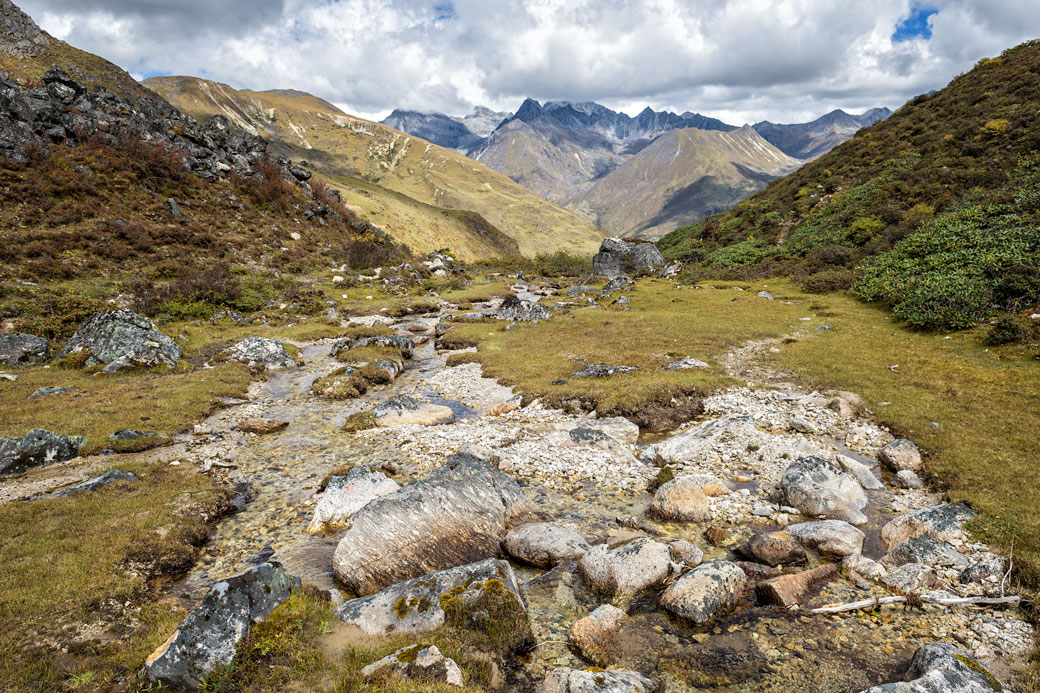 Ruisseau et montagnes entre Jare La et Robluthang, Bhoutan