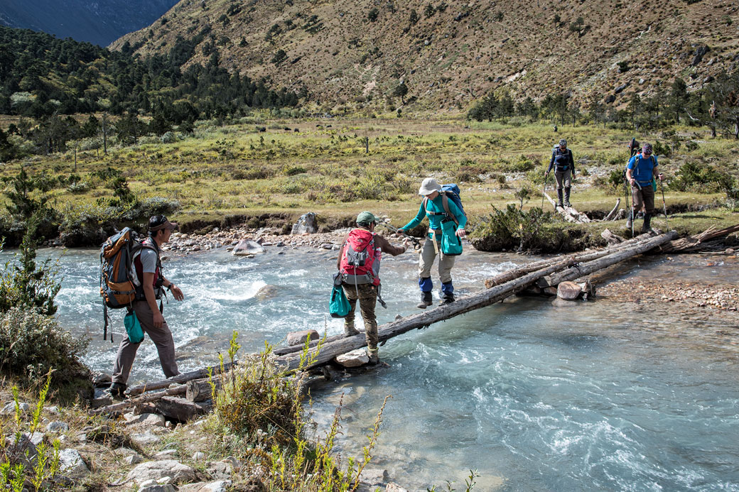 Traversée d'une rivière entre Jare La et Robluthang, Bhoutan