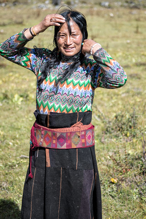 Femme Layap souriante près de Robluthang, Bhoutan