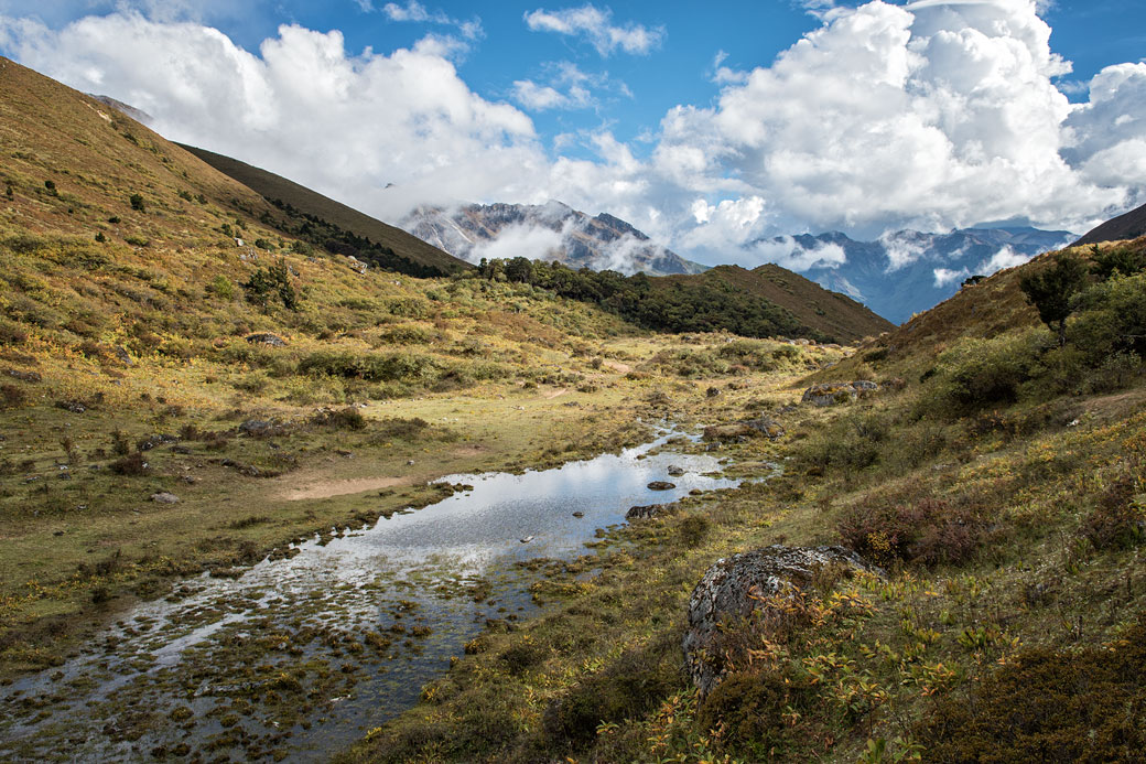 Étang et montagnes à Robluthang, Bhoutan