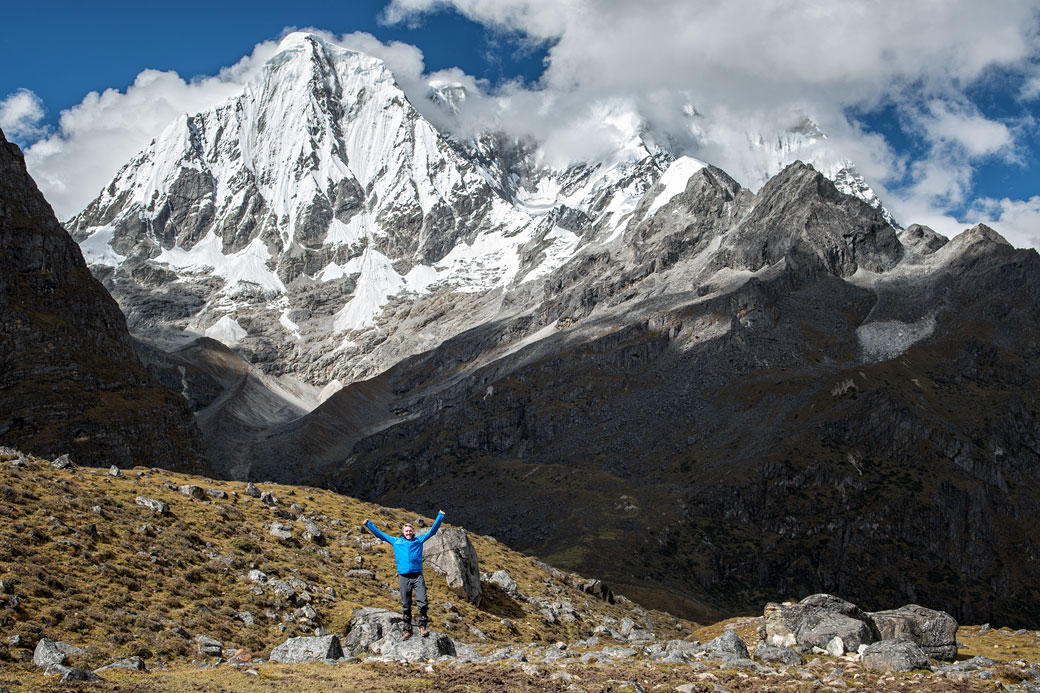 Trekkeur heureux au pied du Gangchhenta, Bhoutan