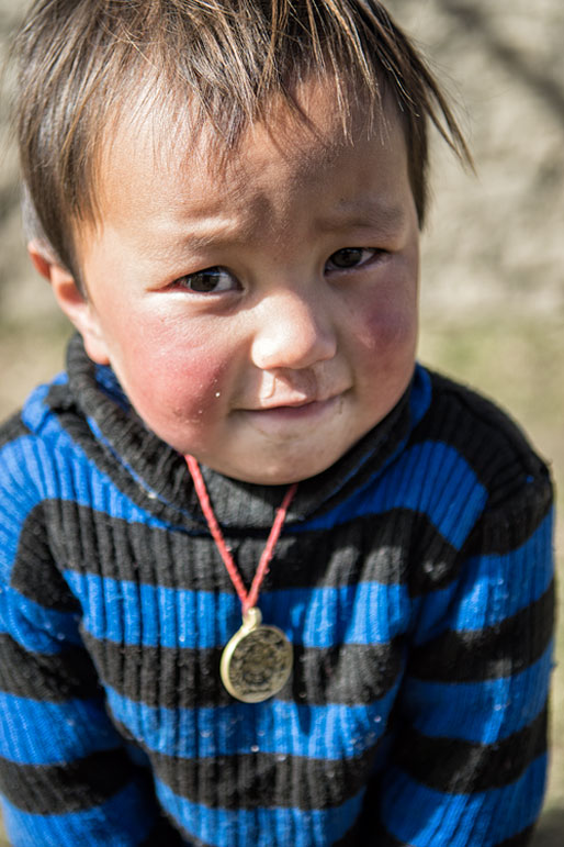 Portrait d'un petit garçon timide à Laya, Bhoutan