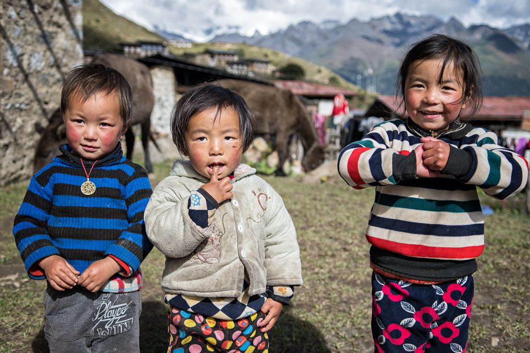 Trois enfants dans le village reculé de Laya, Bhoutan