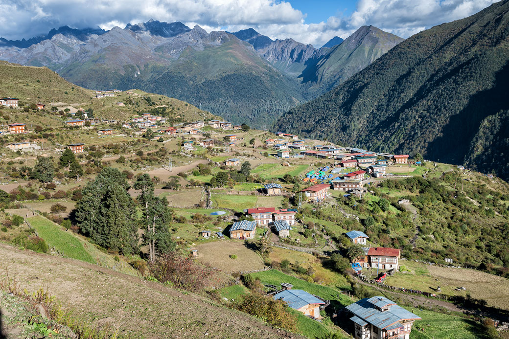 Le village de Laya entouré de montagnes, Bhoutan