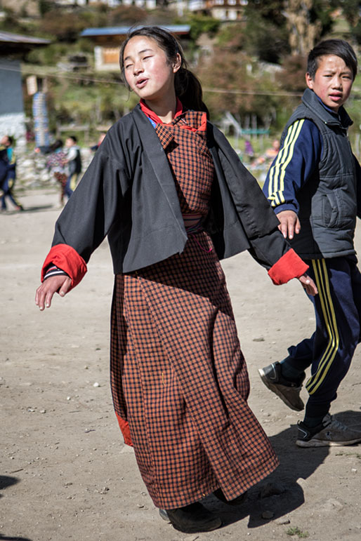 Cours de danse traditionnelle dans la cours d'école de Laya