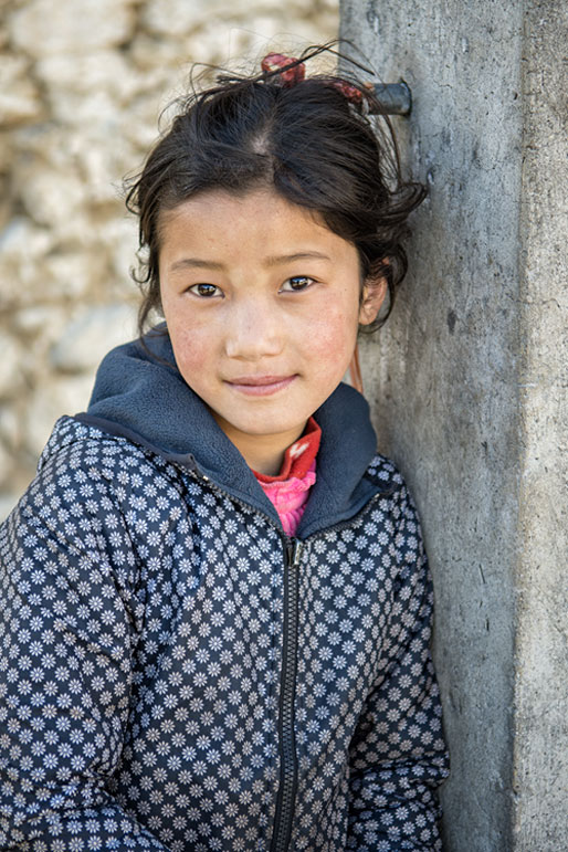 Portrait d'une fillette dans le village de Laya, Bhoutan