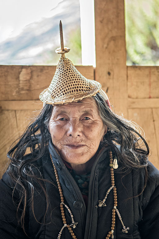 Vieille femme Layap avec son chapeau conique traditionnel, Bhoutan