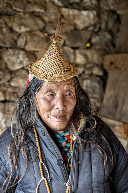 Vieille femme Layap dans sa maison, Bhoutan