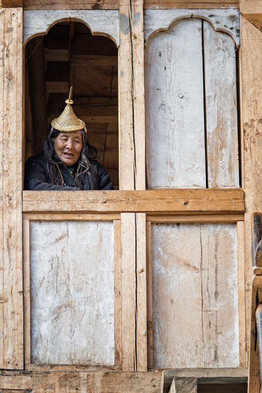 Vieille femme Layap à la fenêtre de sa maison, Bhoutan