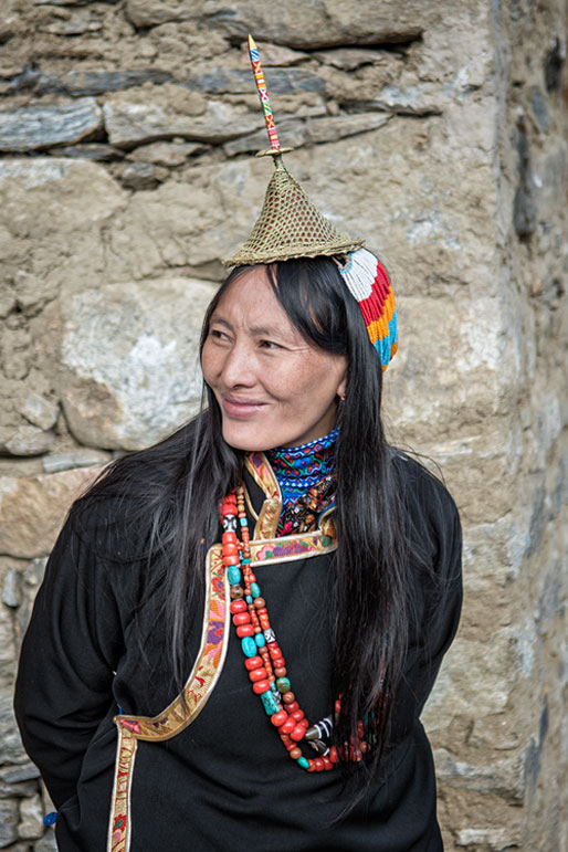 Sourire d'une femme Layap en tenue traditionnelle, Bhoutan