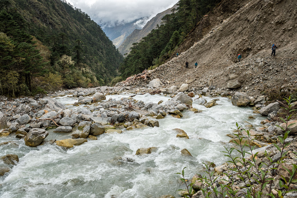 Sentier le long d'une rivière en route pour Rodophu, Bhoutan
