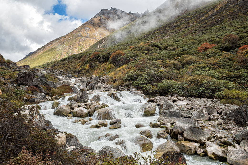 Rivière et vallée d'altitude en route pour Rodophu, Bhoutan