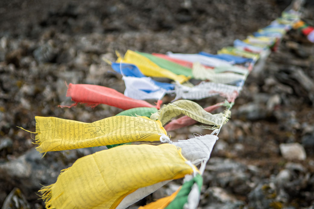 Drapeaux de prières au vent au col de Tsemo La, Bhoutan