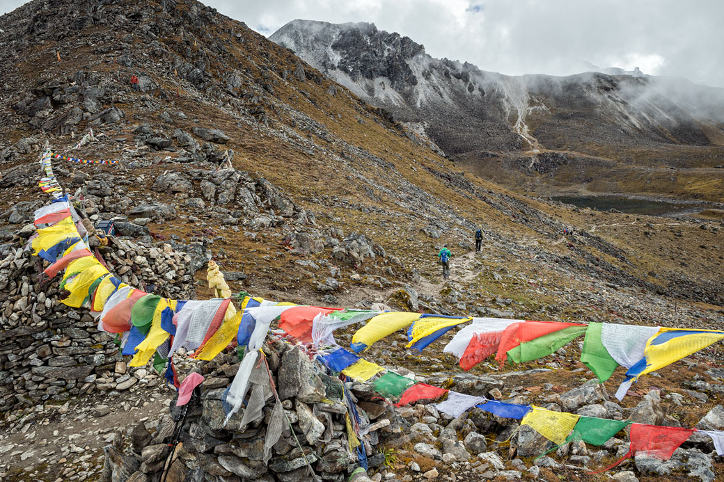 Drapeaux de prières au col de Tsemo La, Bhoutan