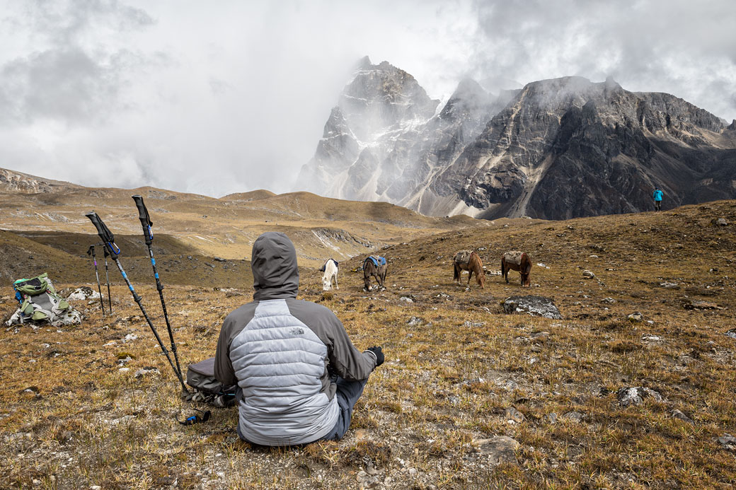 Pause yoga pour un trekkeur près de Narethang, Bhoutan