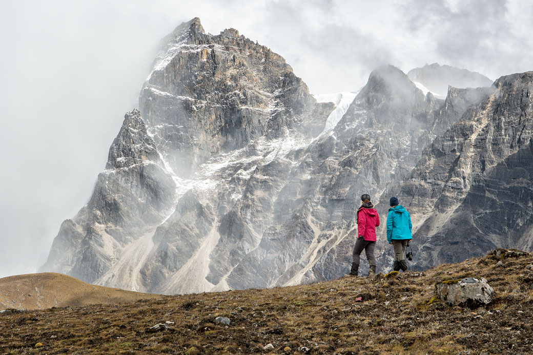 Trekkeuses et montagnes près de Narethang, Bhoutan