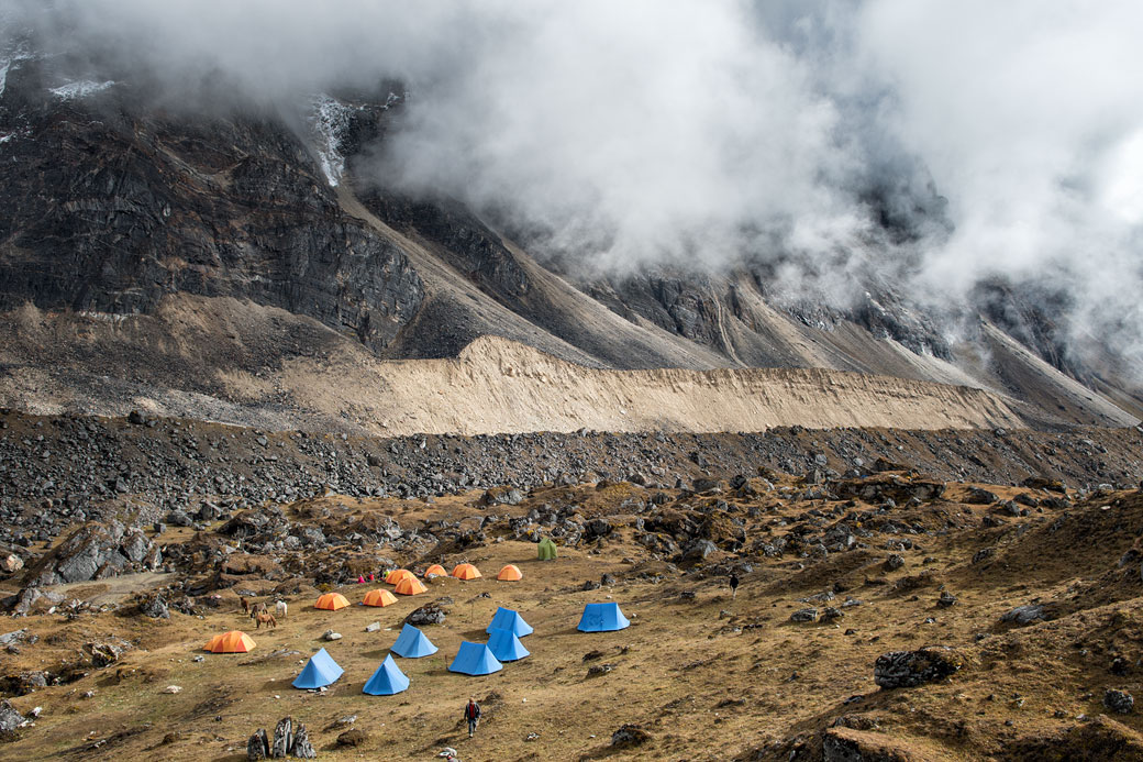 Le camp de Narethang et nuages, Bhoutan