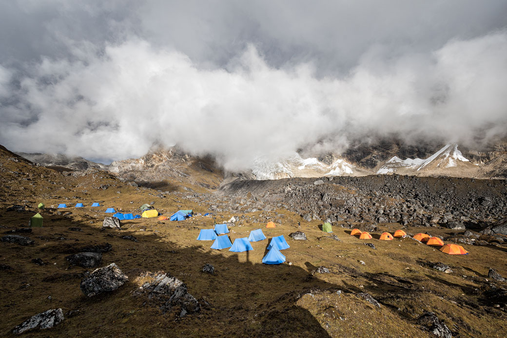 Nuages sur le camp de Narethang, Bhoutan